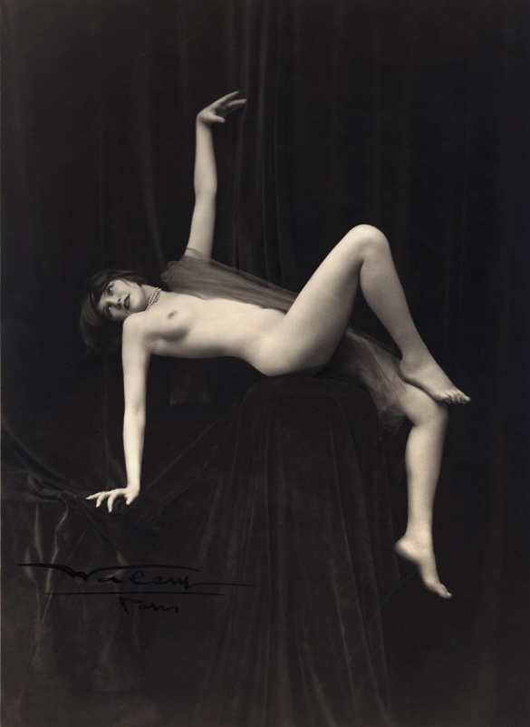 Folies Bergère showgirl by Lucien Waléry, 1920s.jpg